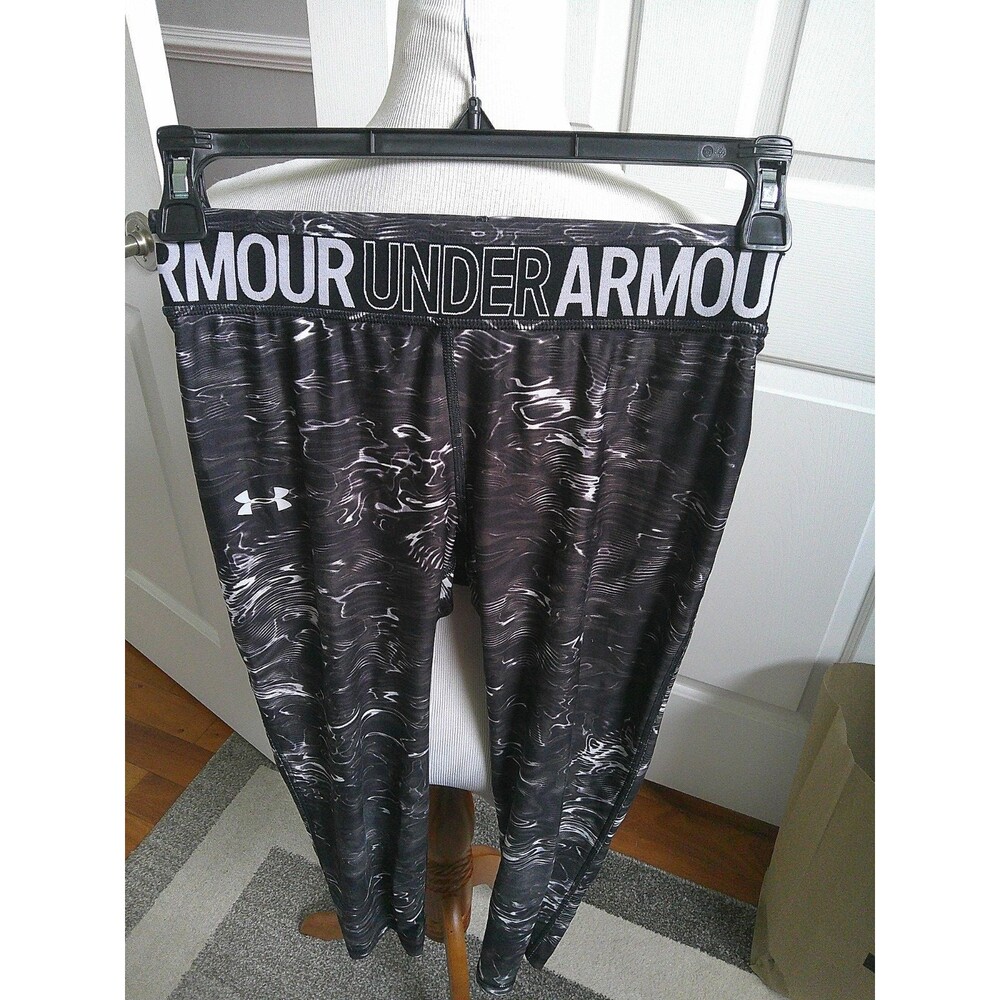 UNDER ARMOUR BLACK & WHITE GEOMETRIC CAPRI LEGGINGS SIZE 2X WAIST 30" INSEAM 24"